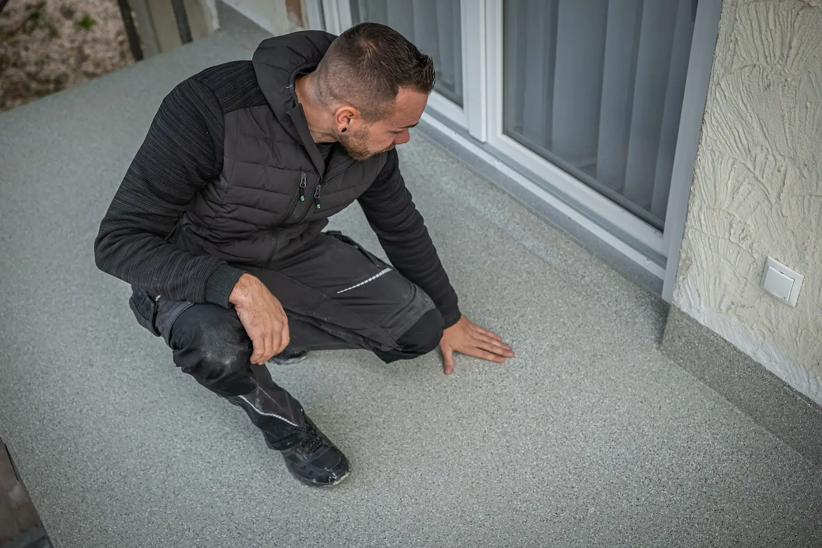 Thomas Bentz prüft den Boden